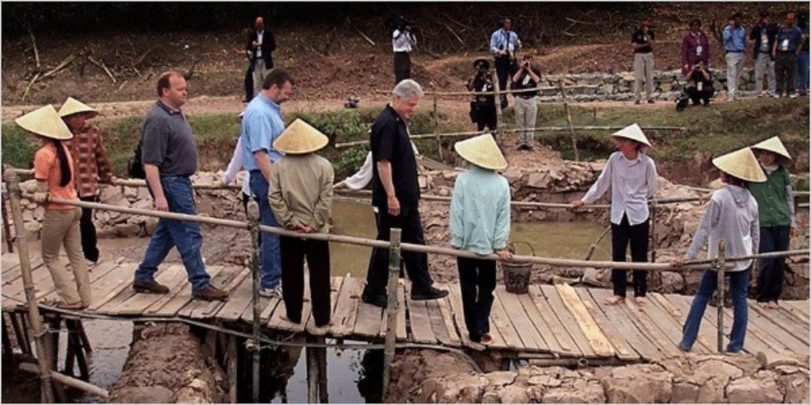 Tong thong Bill Clinton va chuyen tham lich su nam 2000-Hinh-9
